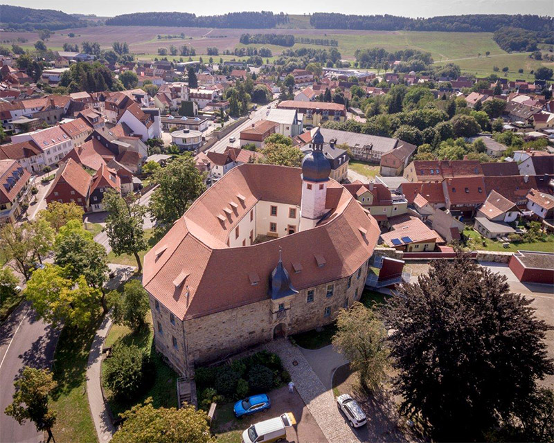 Luftaufnahme vom Schloss Blankenhain mit umliegender Parkanlage.
