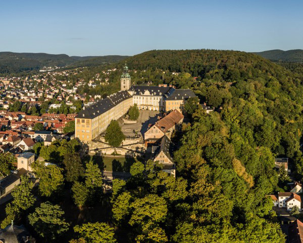 Luftaufnahme von Rudolstadt mit Schloss Heidecksburg im Zentrum.