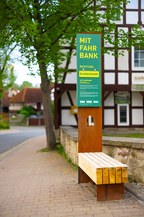 Mitfahrbank in Großkochberg im Weimarer Land: Über ein Klappschild wird die gewünschte Fahrtrichtung angezeigt und so eine Mitfahrgelegenheit signalisiert.
